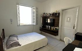 Quarto Copacabana próximo à praia e metro